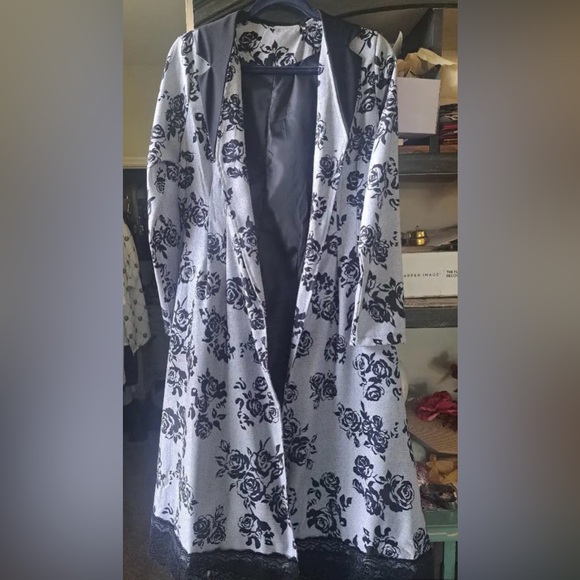 Cross-border Lace Patchwork Vintage Inspired Jacket/Coat. Size M-L. - Picture 4 of 9